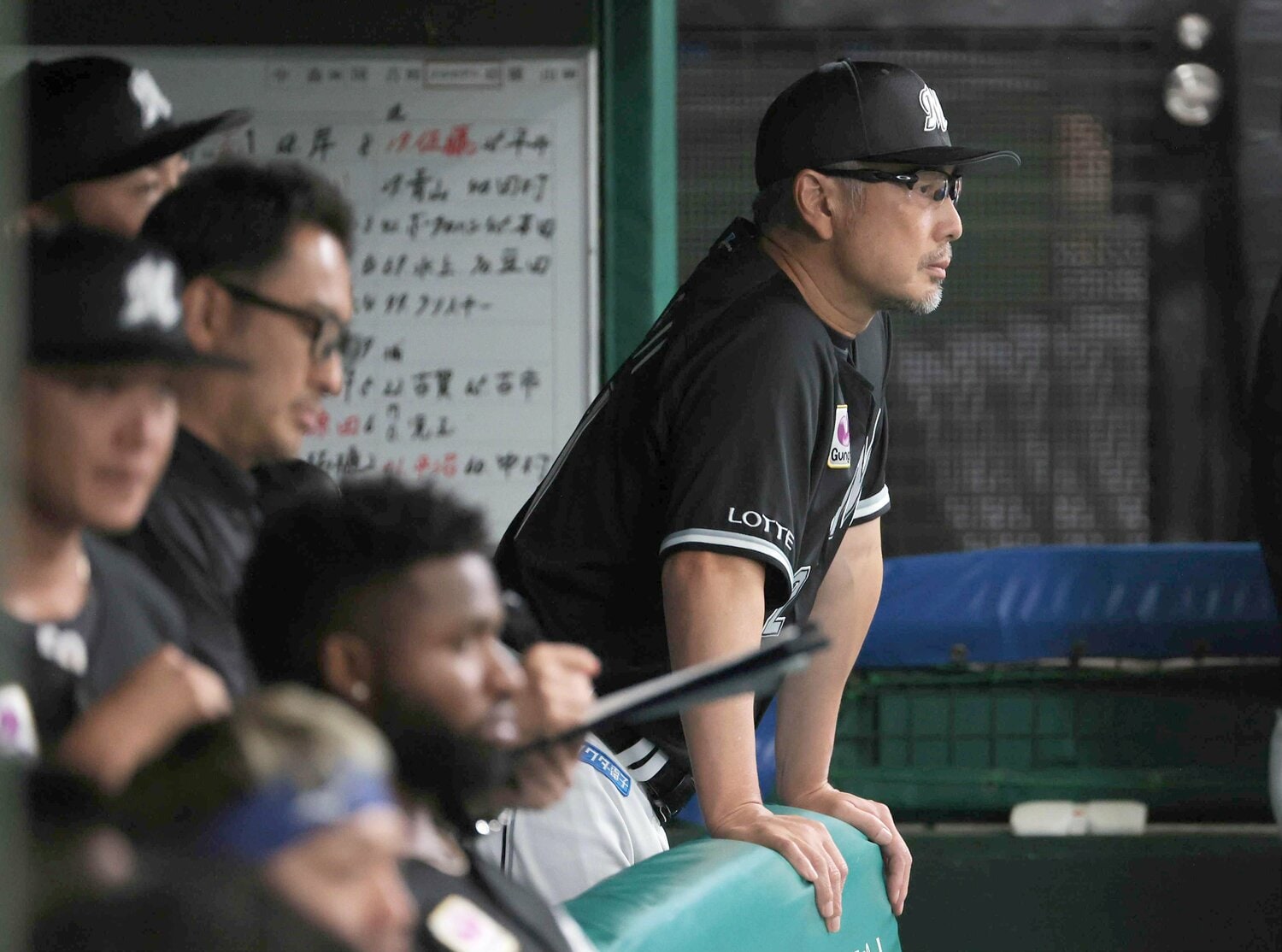 ベンチで険しい表情を浮かべる吉井監督　©︎JIJI PRESS