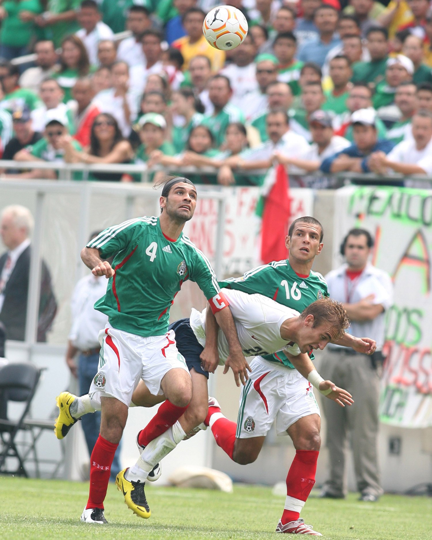 現役時代はメキシコ代表として活躍したロサーノ氏(右)。2005年のコンフェデレーションズカップでは日本代表とも対戦している(写真は07年CONCACAFゴールドカップ)