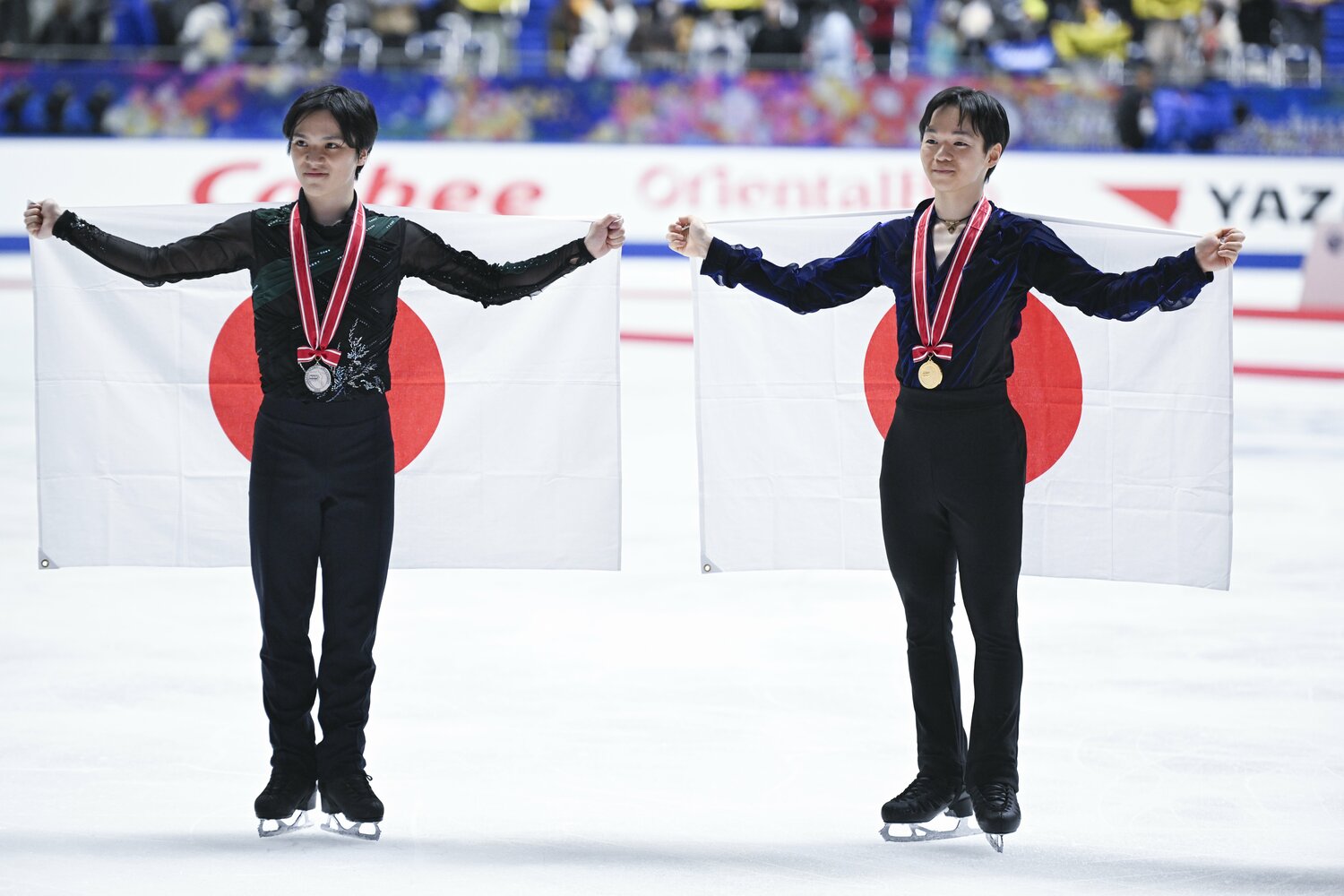 優勝した鍵山優真（右）とともに日の丸を背にする2位の宇野　©︎Asami Enomoto