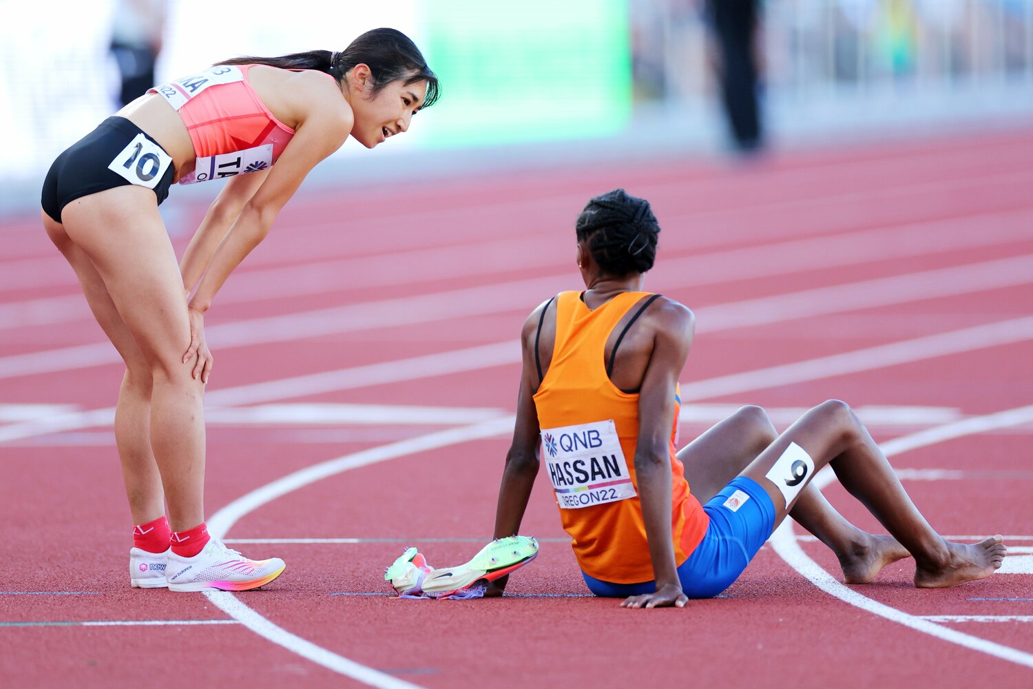 5000m決勝のレース後、ハッサン(右)に歩みより声をかけた田中希実 ©︎AFLO