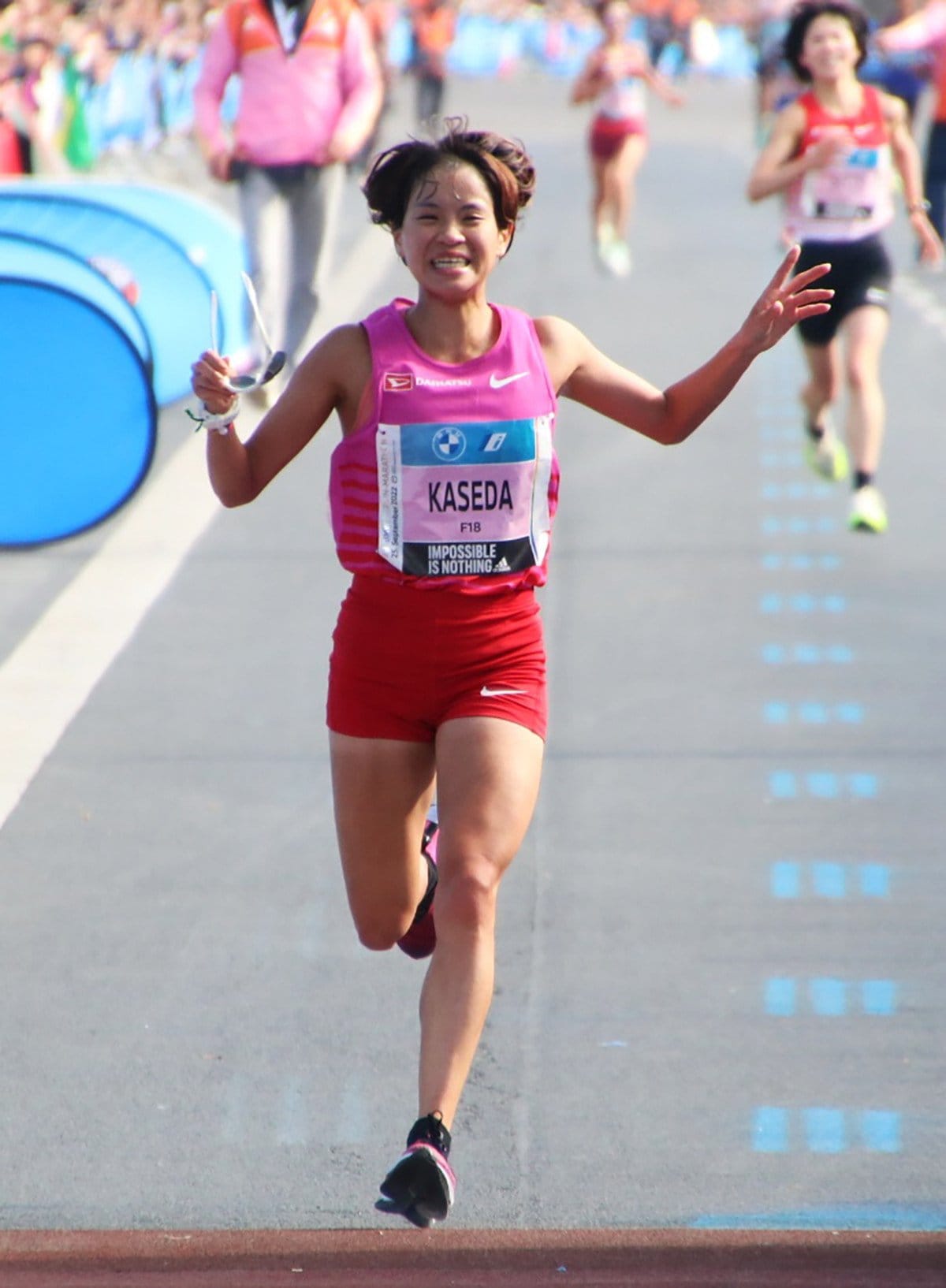 2022年9月のベルリンマラソン。笑顔でゴールする加世田　©JIJI PRESS