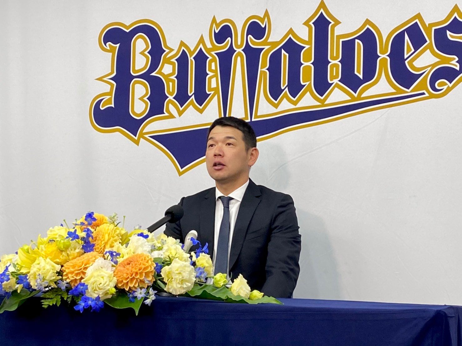 引退会見で取材に応じる山崎勝己 ©︎ORIX BUFFALOES