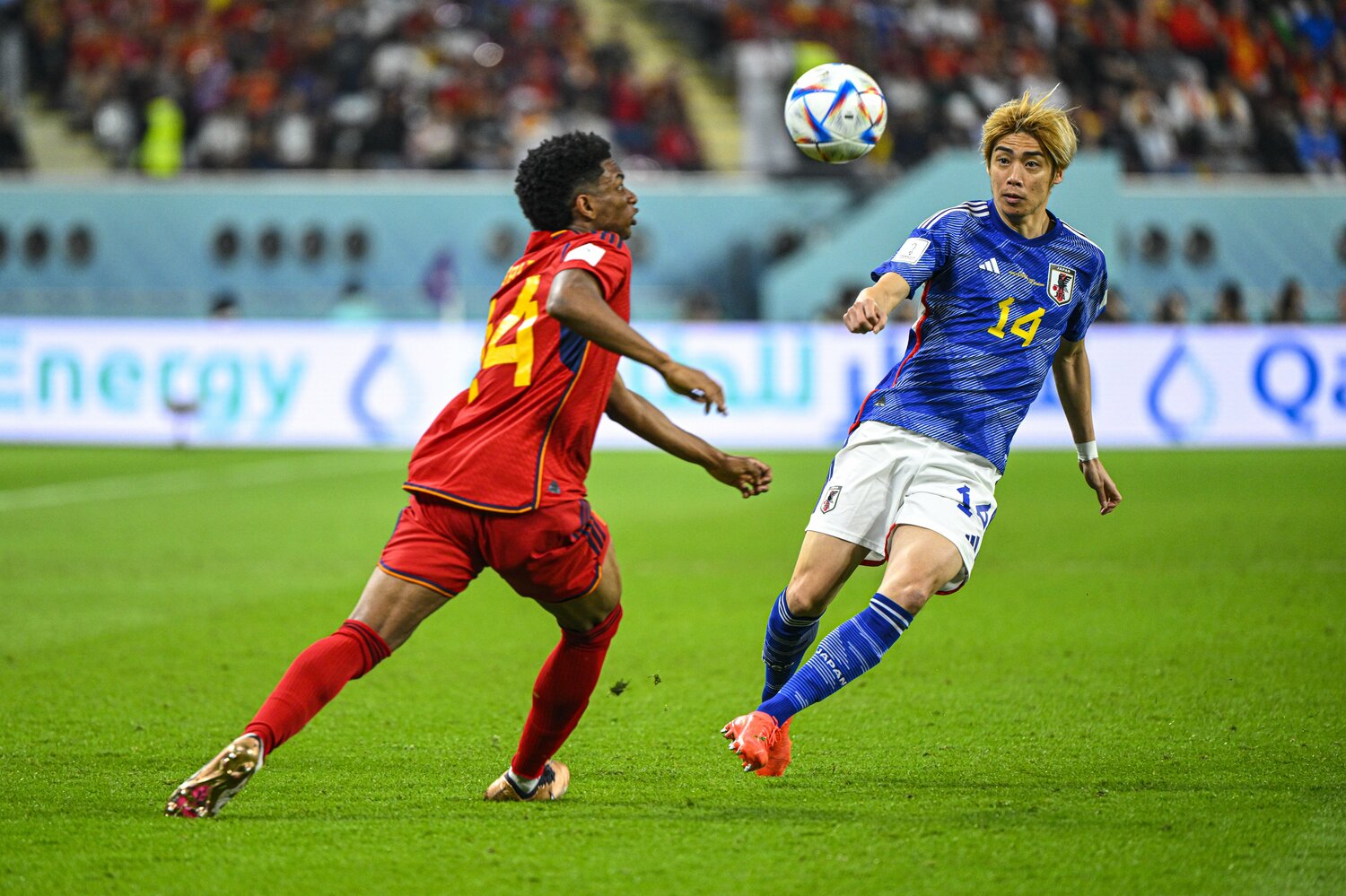 スペイン戦同点弾の契機となった、バルデに対する伊東のプレス　©Takuya Sugiyama/JMPA