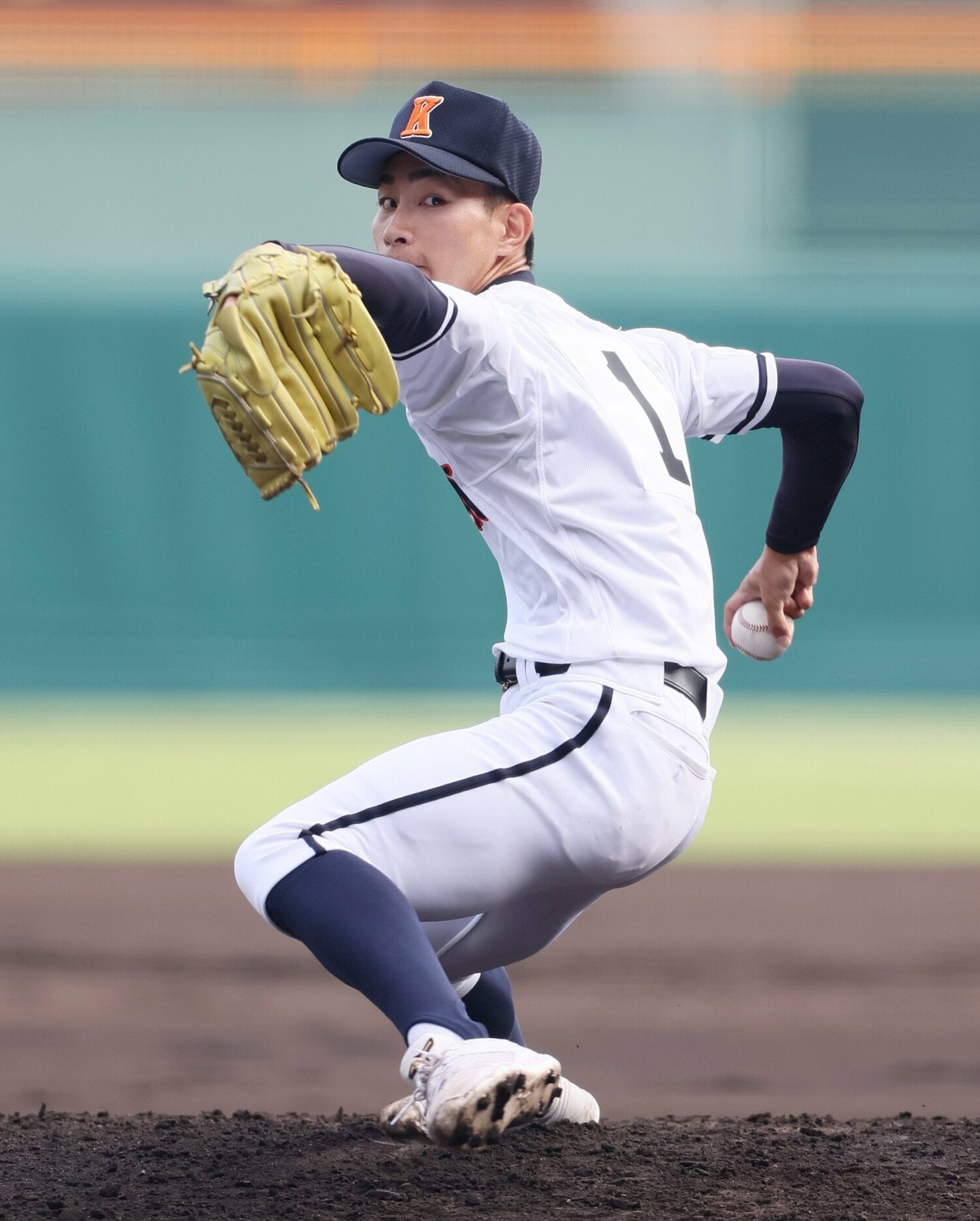 【1】興南高（沖縄）の生盛亜勇太投手（せいもり あゆた・3年・177cm74kg・右投左打）。筆者は軸足（右足）の足首の柔らかさに注目した　©KYODO