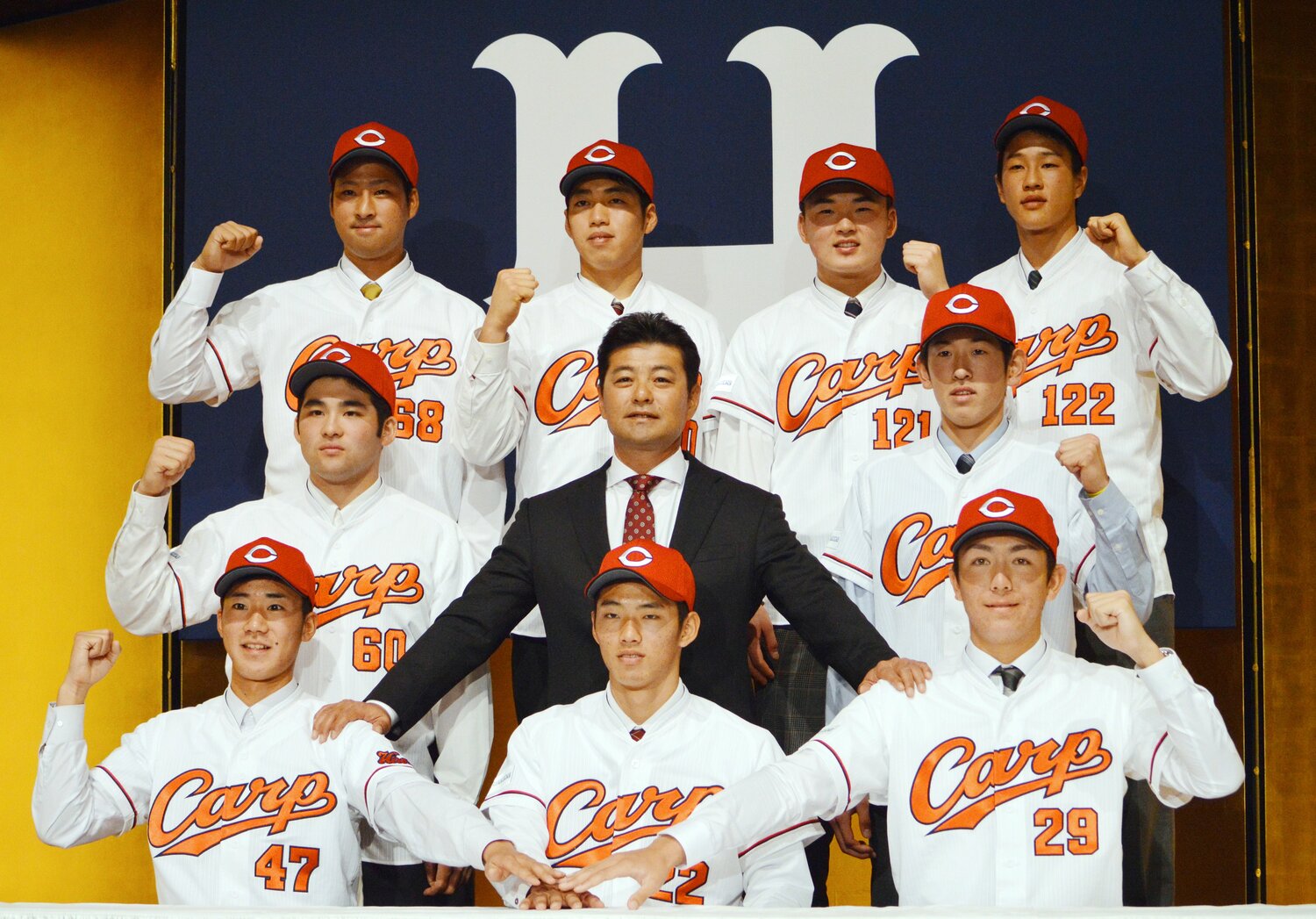 岡林の兄・飛翔は2017年ドラフトで育成１位として広島に入団（後列左から２人目）。プロで２年間を過ごした　©︎JIJI PRESS