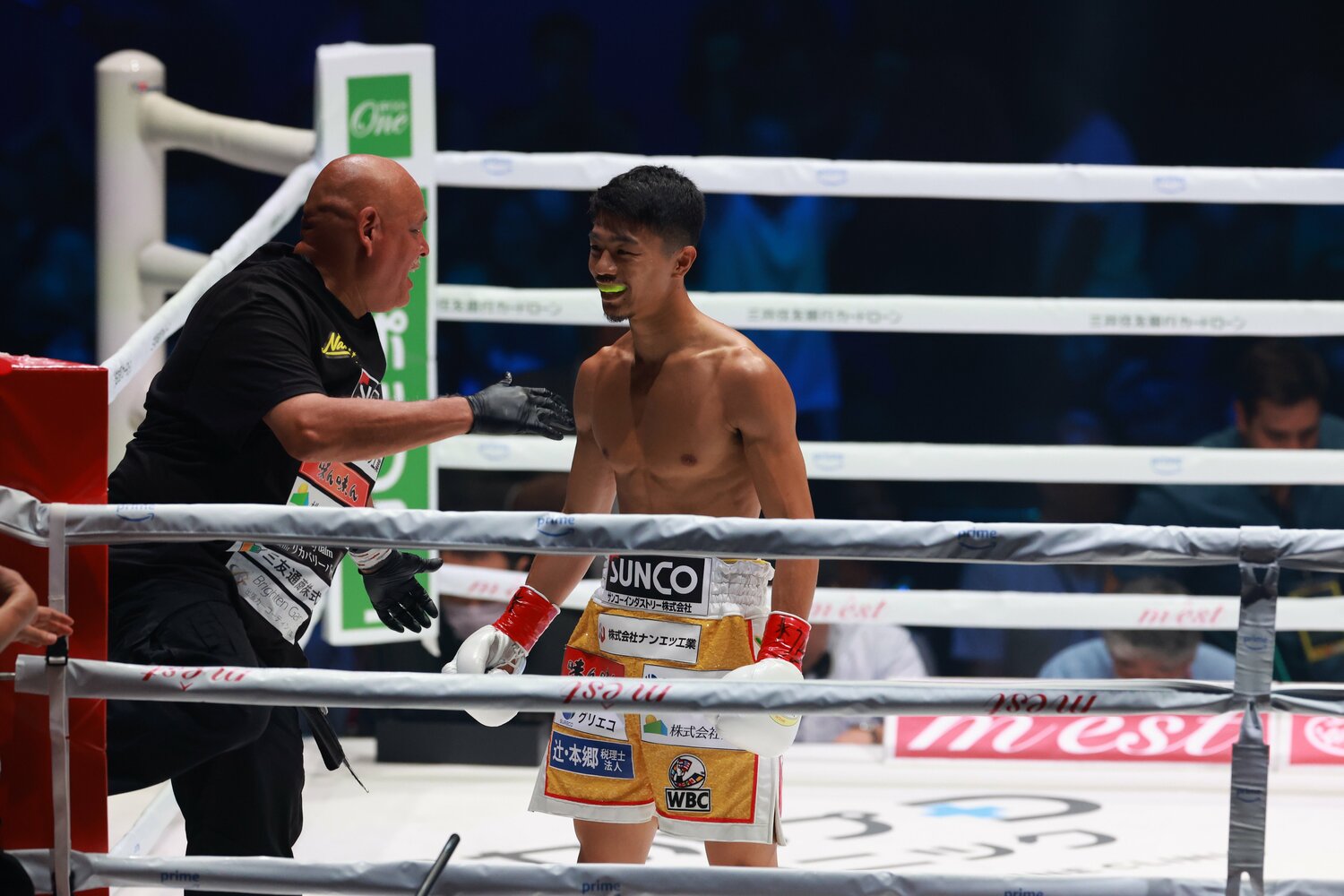 アストロラビオ戦での1回KO勝利後にルディトレーナーのもとに駆け寄る中谷　©︎Naoki KItagawa