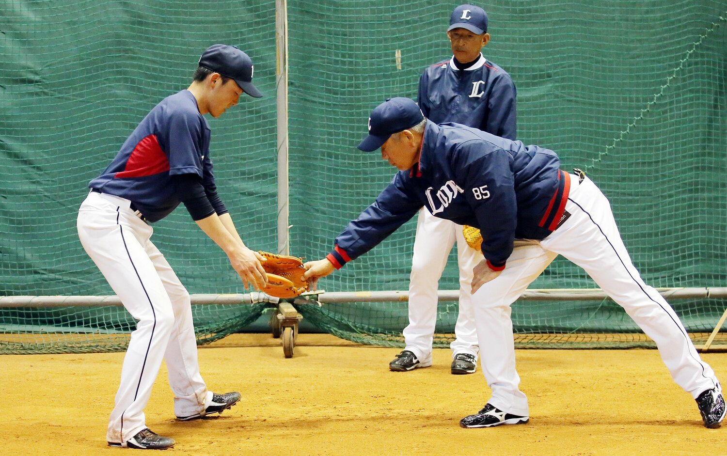 就任1年目、源田を指導する辻前監督　©JIJI PRESS