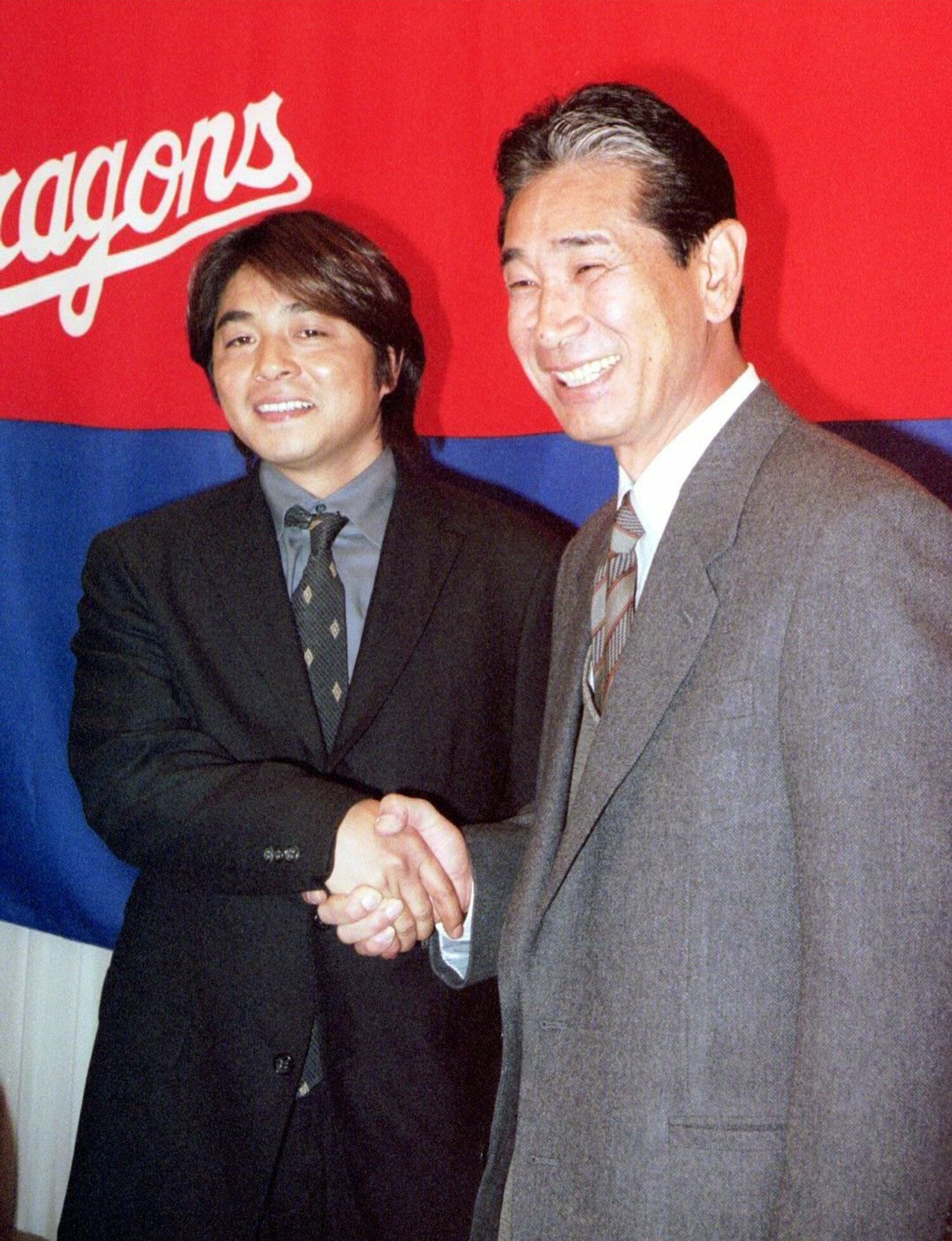 1998年11月、ダイエーから中日に移籍した武田一浩氏。入団会見で星野仙一監督と握手 ©Sankei Shimbun