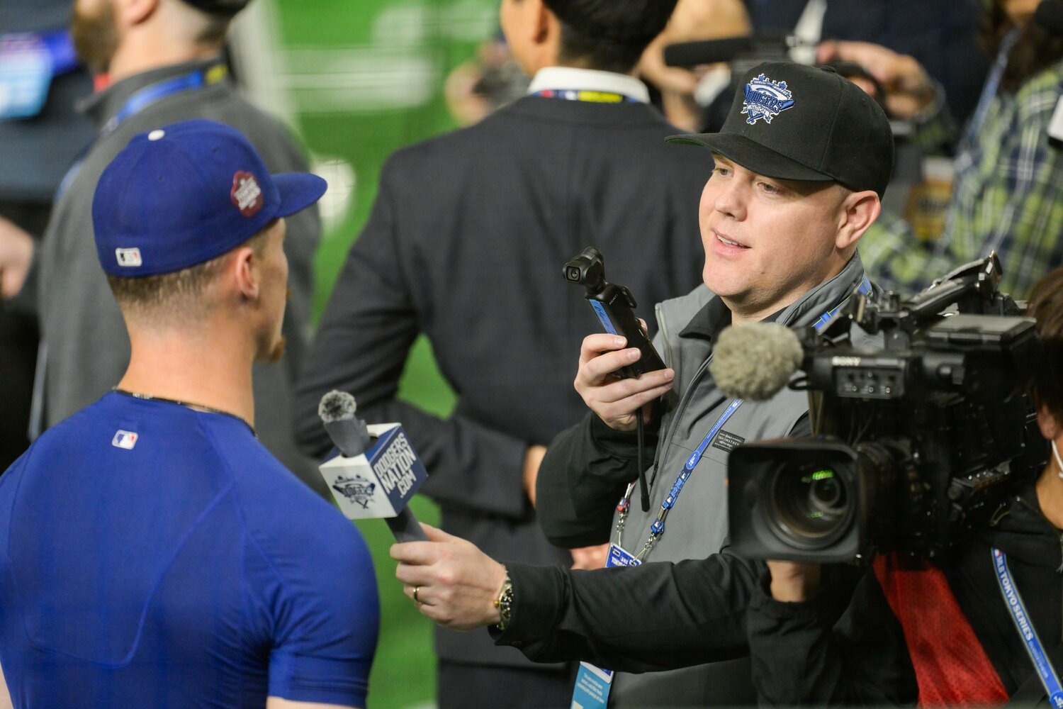 東京ドームで取材をする「ドジャース・ネーション」のダグ・マケイン記者（右）　©Nanae Suzuki