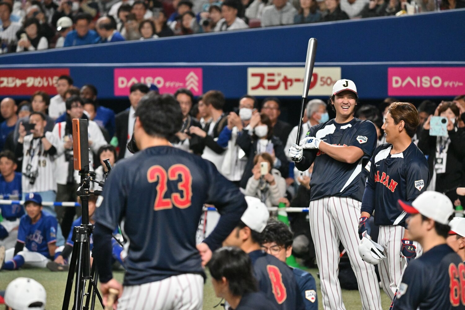 2月27日、中日との壮行試合を前にフリーバッティングに臨む大谷翔平。吉田正尚と談笑する姿も　©Hideki Sugiyama