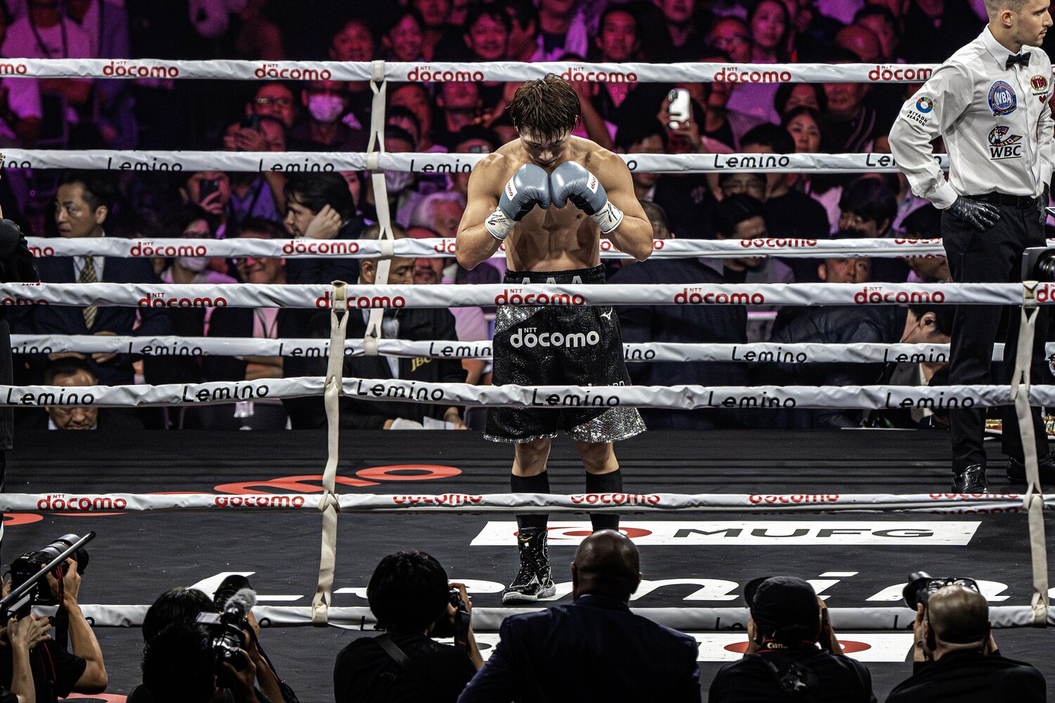 万全を期した防衛戦は不完全燃焼の結末に。拳を合わせてリングで一礼する井上尚弥　©Takuya Sugiyama