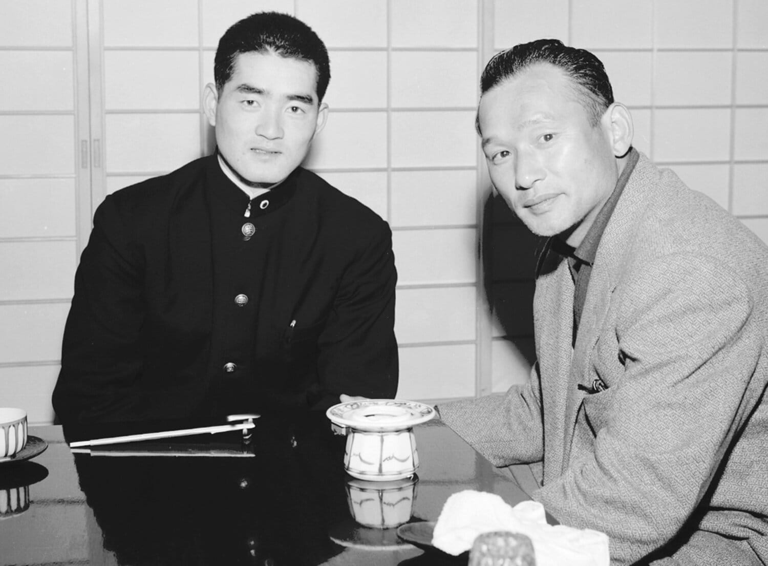 立教大時代の長嶋茂雄と対談する川上哲治　©Kyodo