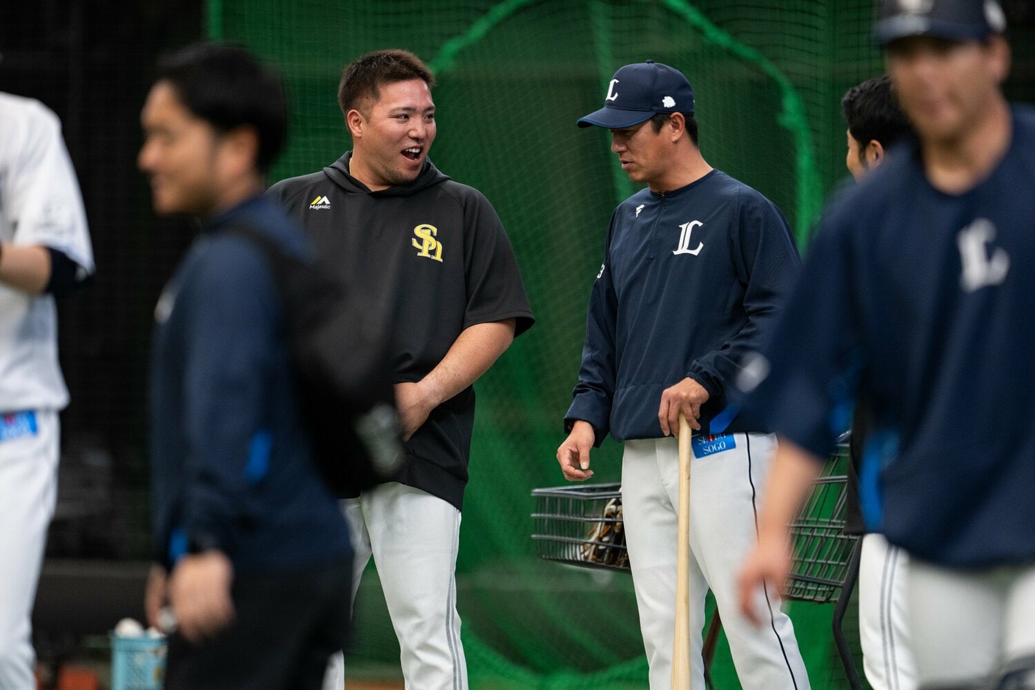 山川と会話をかわす平石ヘッドコーチ　©Nanae Suzuki