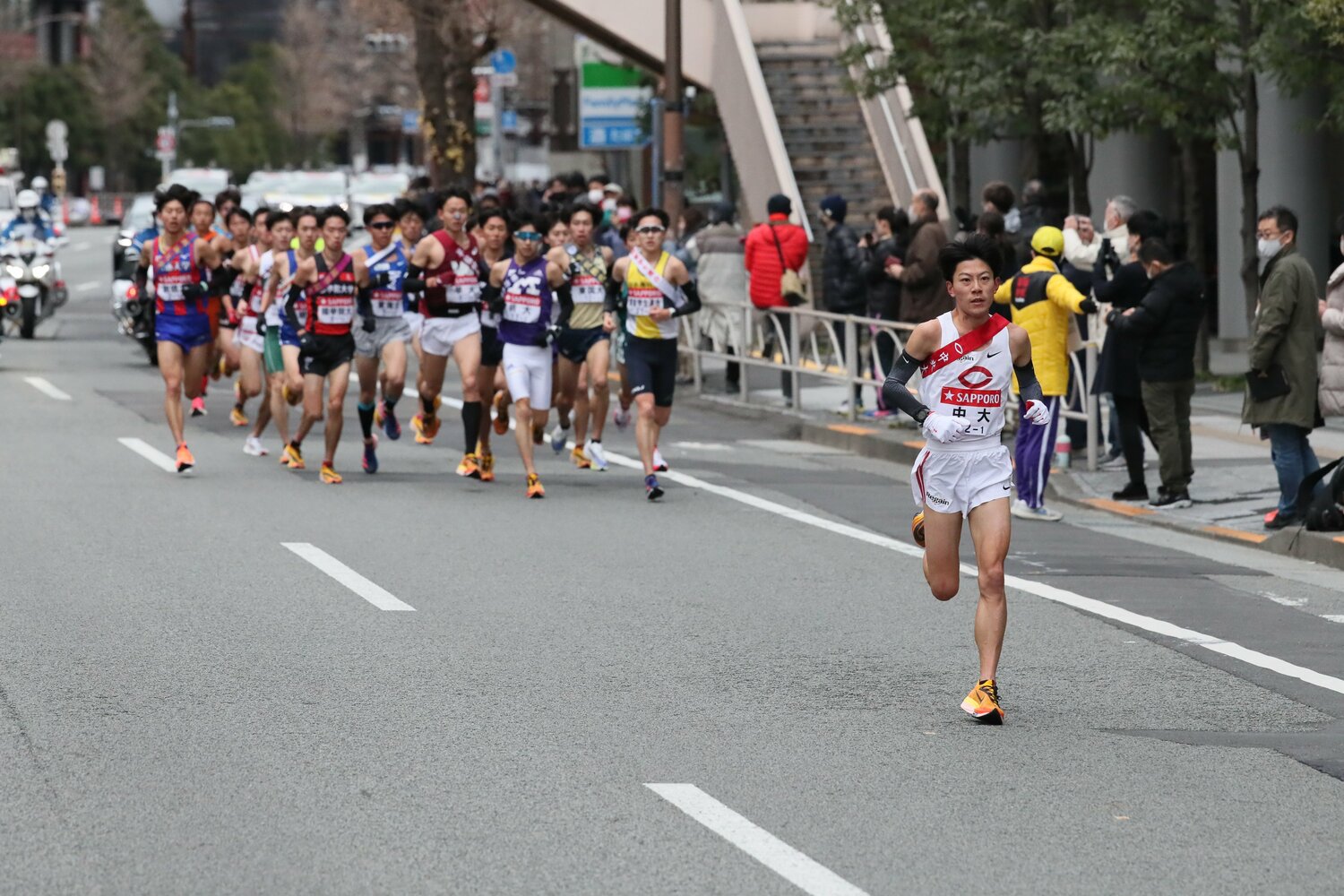 2022年箱根駅伝1区。集団からひとり抜け出した吉居大和(当時・中央大2年生) ©JMPA