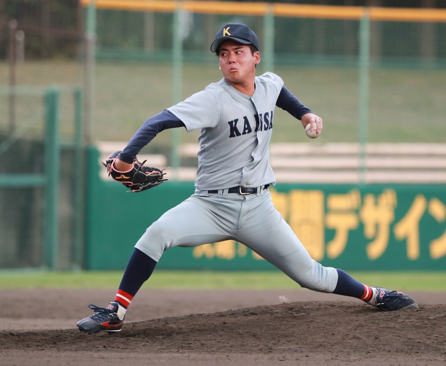 ドラフトの「目玉候補」でもある関大4年の金丸。最速154kmを誇る左腕だ　©JIJI PRESS