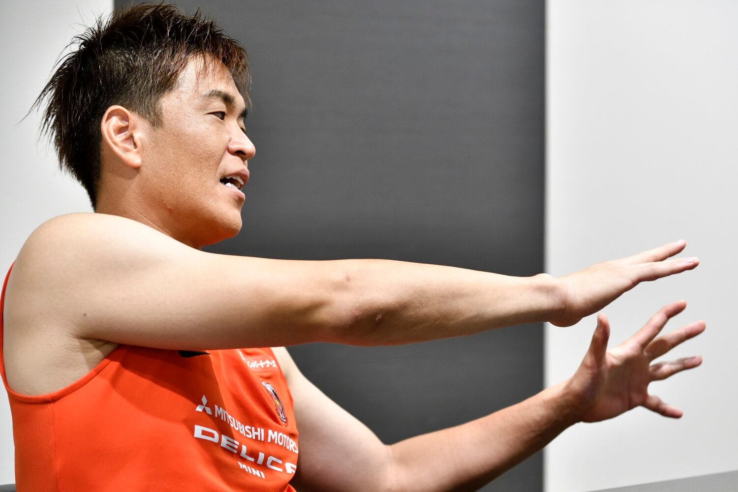 両手と片手のセービングの違いを解説する西川周作　©Takashi Shimizu