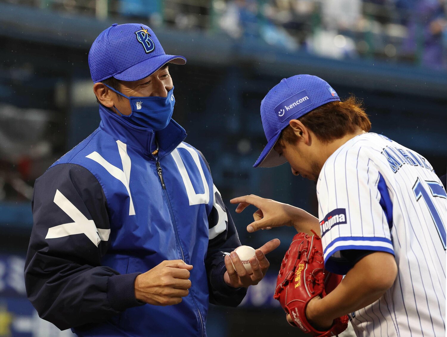 監督として初勝利を挙げた2021年4月4日。三嶋一輝からウイニングボールを受け取る　©JIJI PRESS