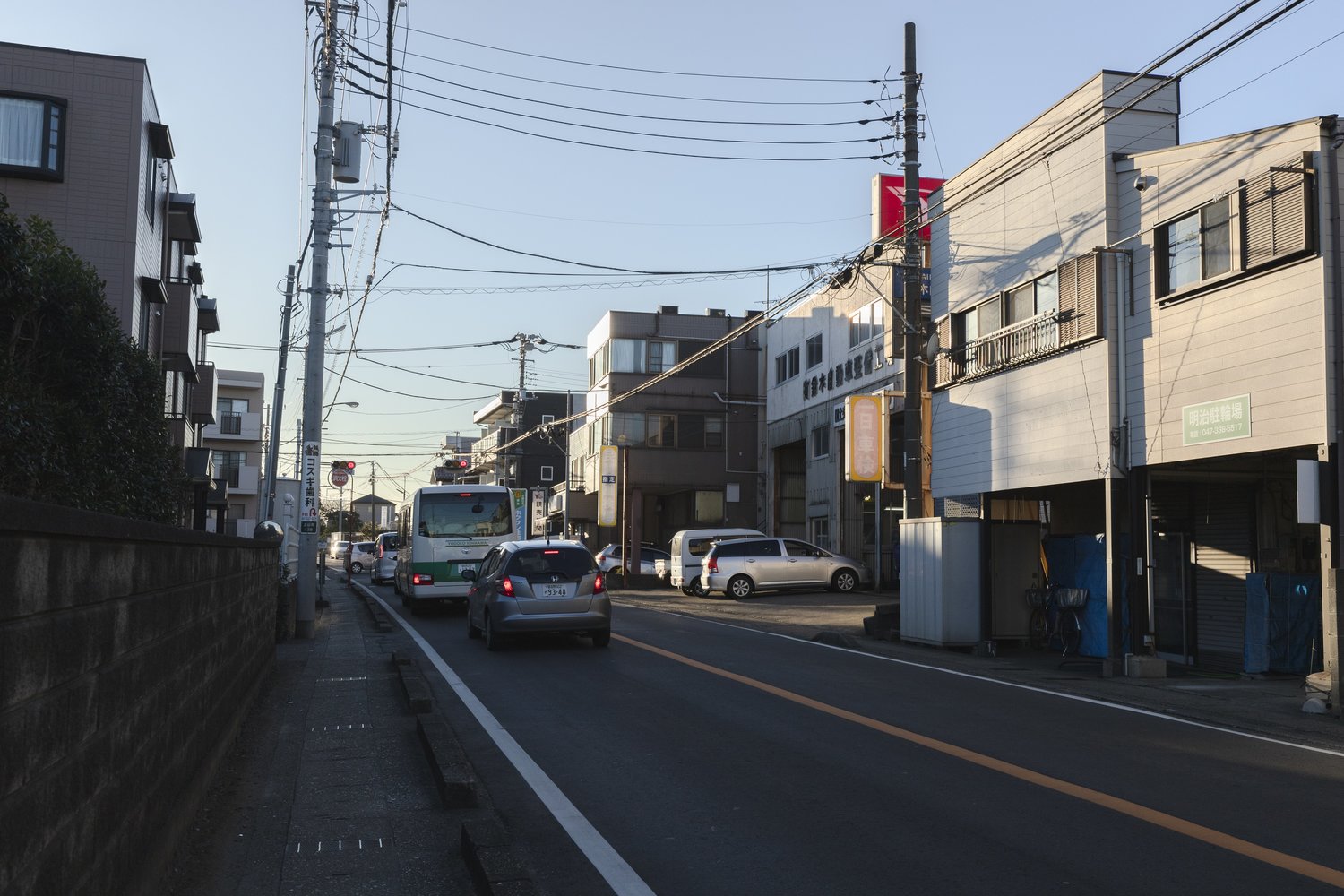 こんな感じの狭い道路(木下街道)なのでとても危険!中山競馬場まではナッキーモール使いましょう