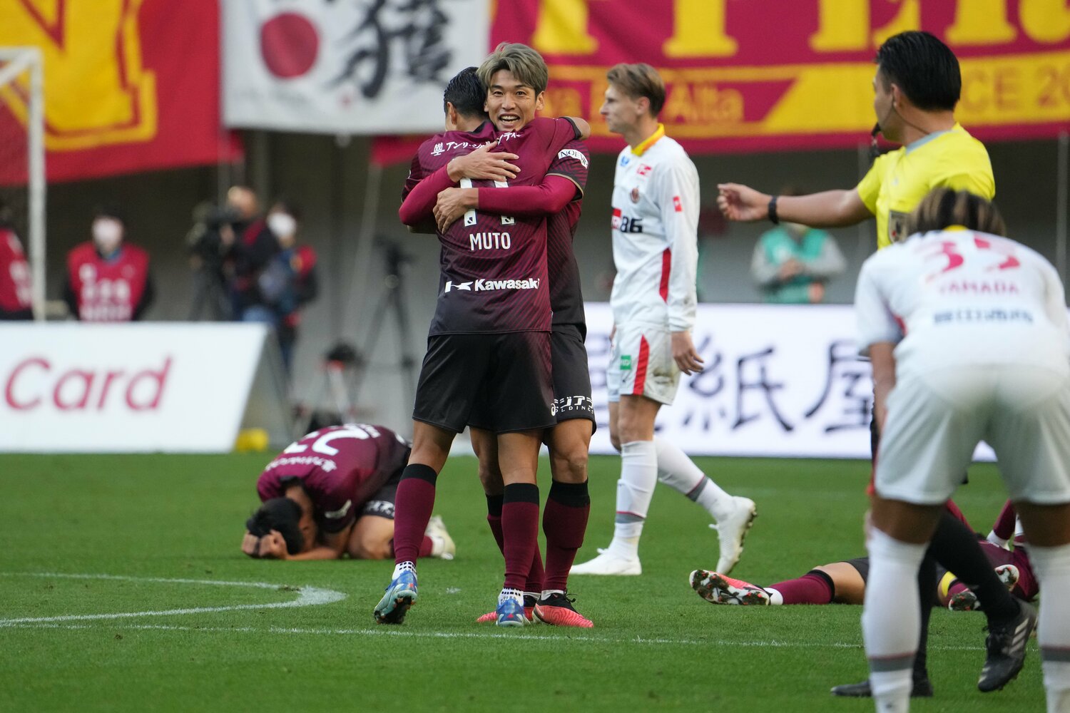 大迫勇也は安堵の笑顔を浮かべていた　©Masashi Hara