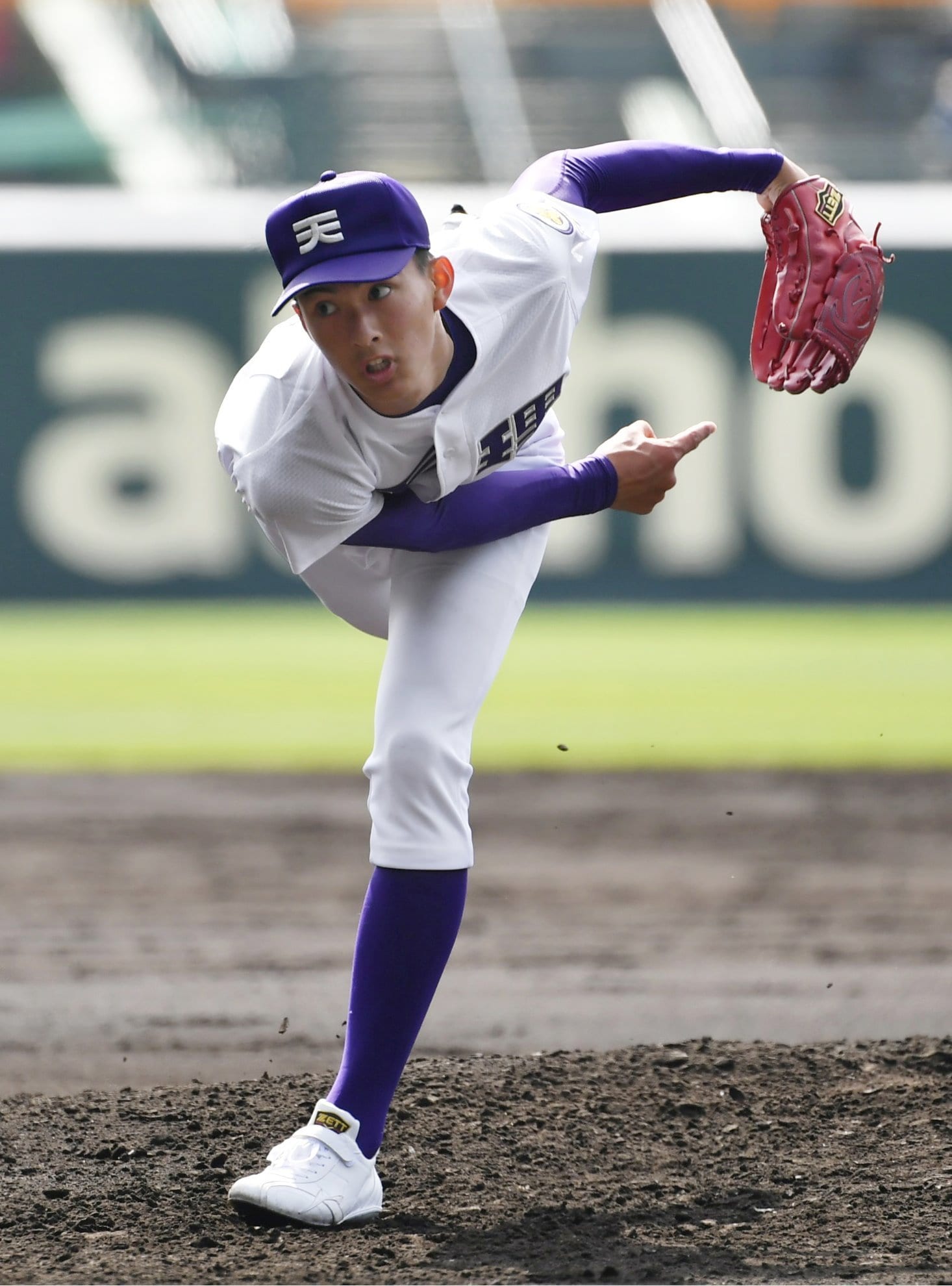 身長193cmの達孝太（天理）。自己最速タイの146kmを連発。宮崎商打線を6安打1失点10奪三振に抑え、完投した　©KYODO