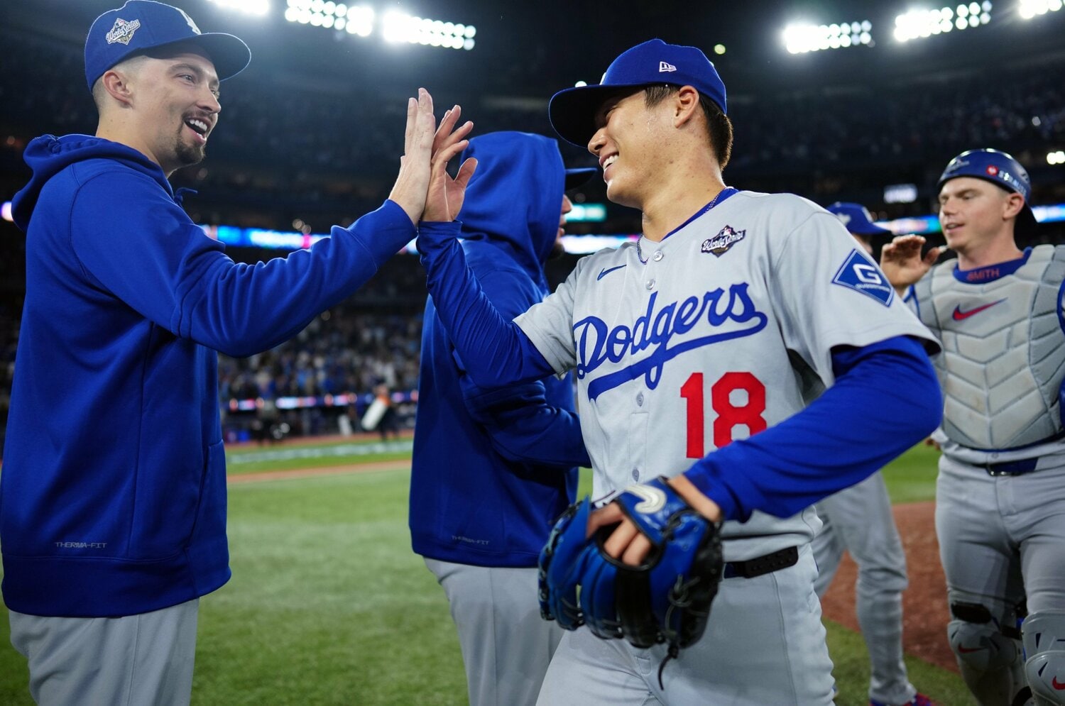 完投勝利した第2戦後、スネルらとハイタッチする山本 ©Daniel Shirey/Getty Images