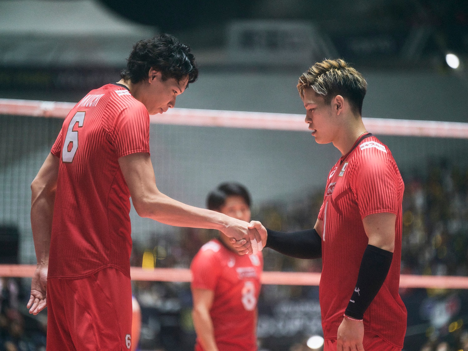 五輪予選の初戦、山内と気合いの握手をする西田。強い思いを持ってこの大会に臨んだ　©︎Yuki Suenaga