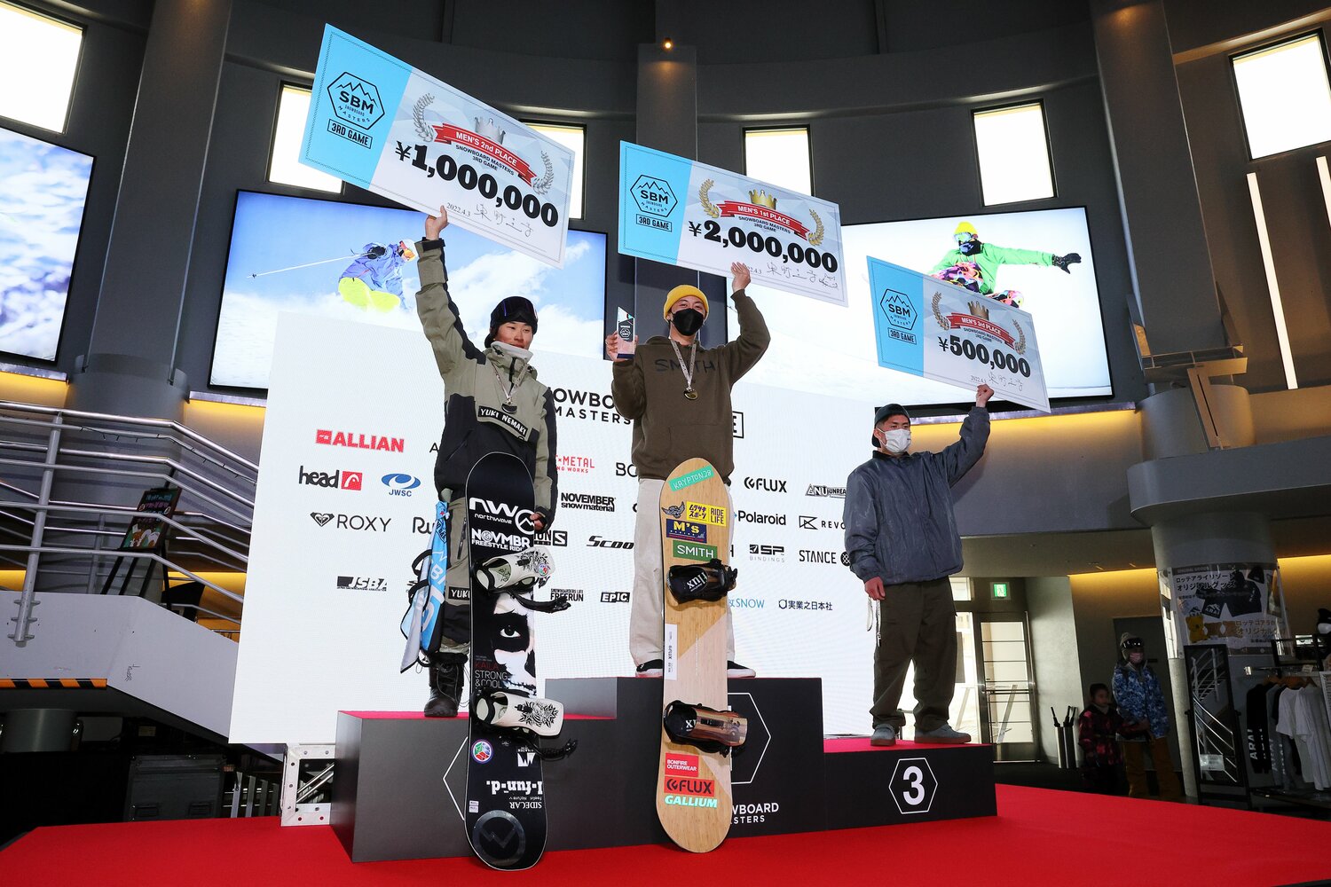 東野氏のサイン入り優勝記念ボードを手にする男子1位元木康平、2位永田浩範、3位増田塁揮　©Shigeki Yamamoto