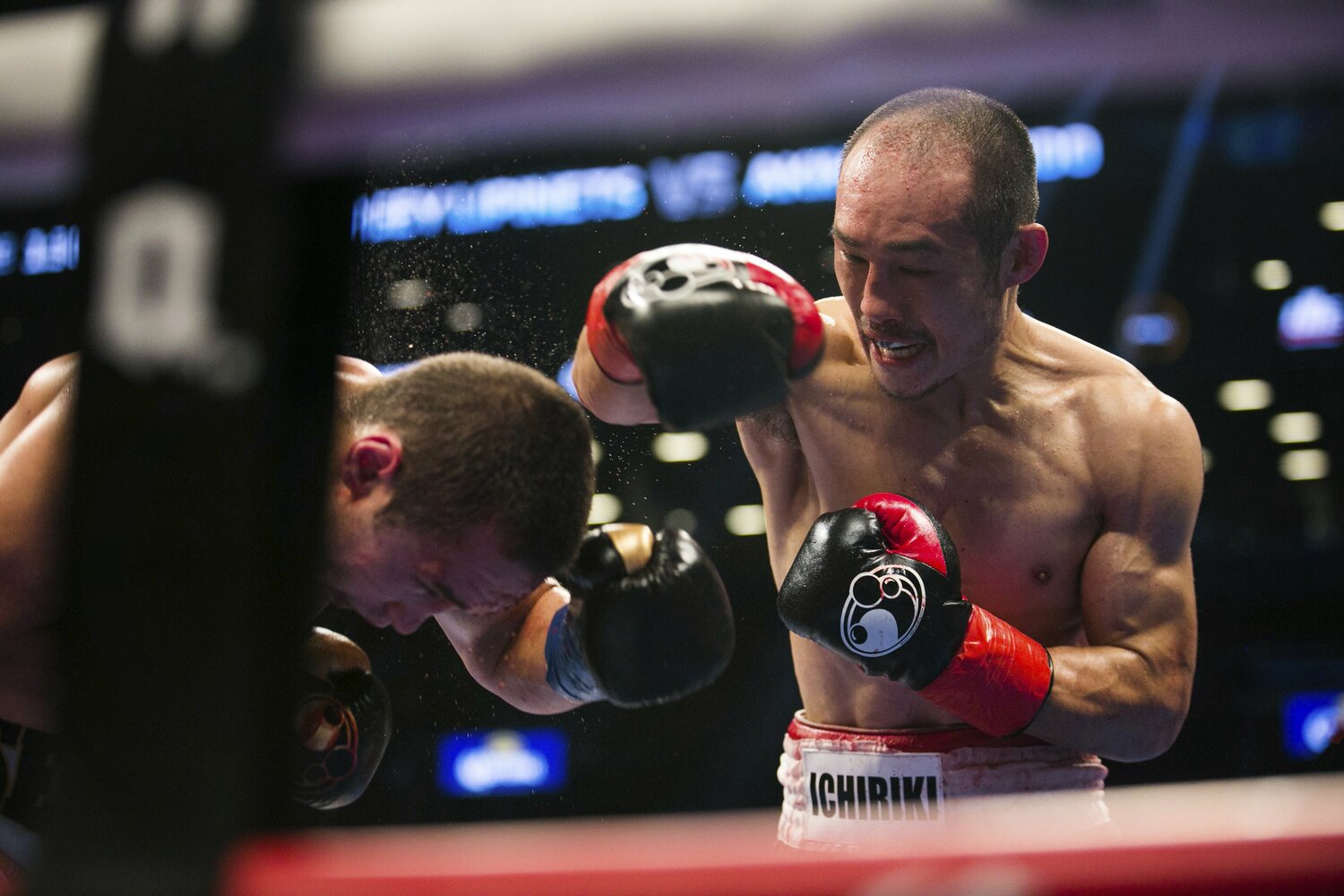 近藤が攻勢に出て、場内を沸かせる　©AFLO