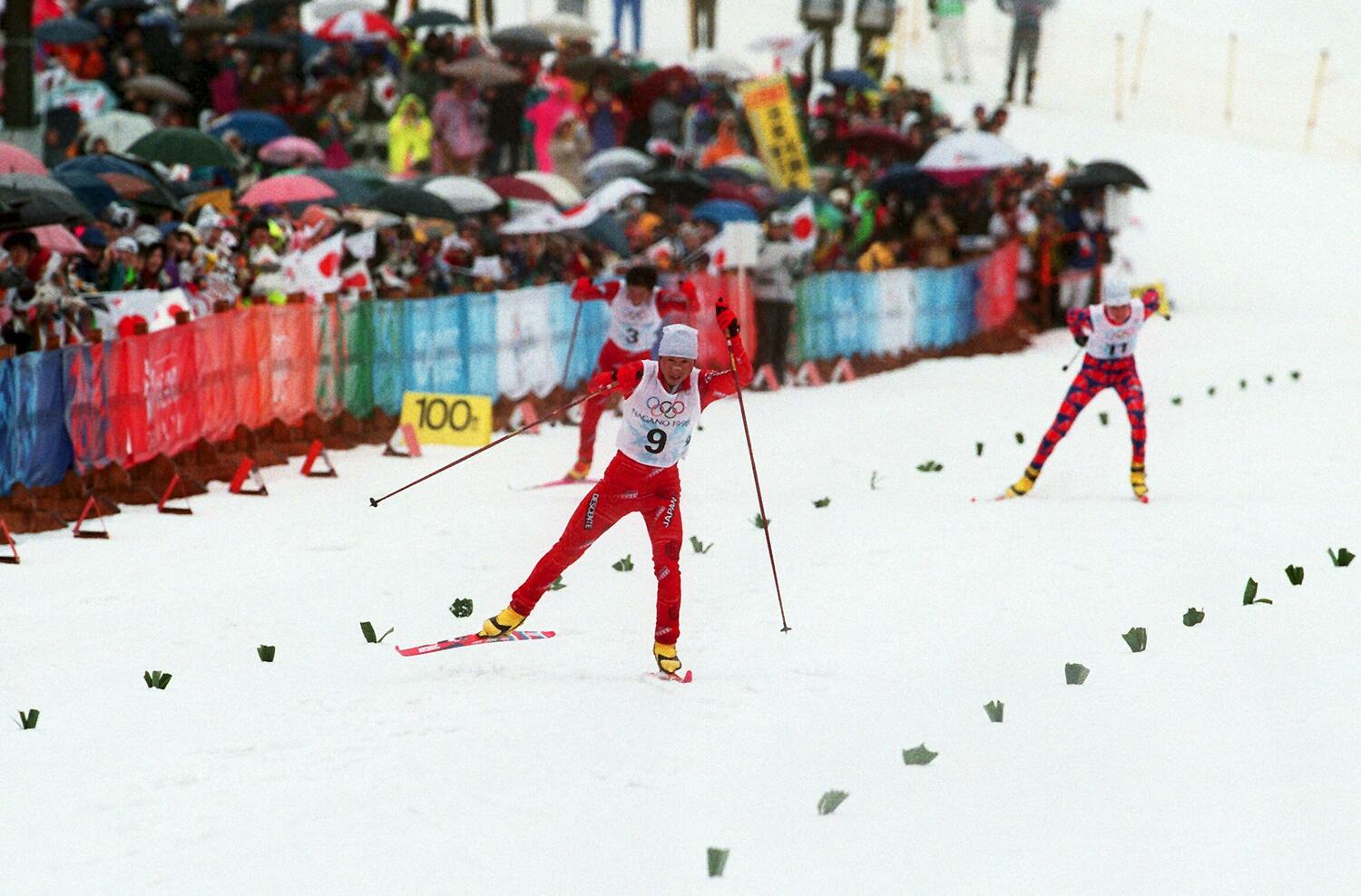 1998年長野五輪。大観衆の声援にこたえ、ゴール前で最後の力走を見せる荻原健司(手前)©︎JIJI PRESS