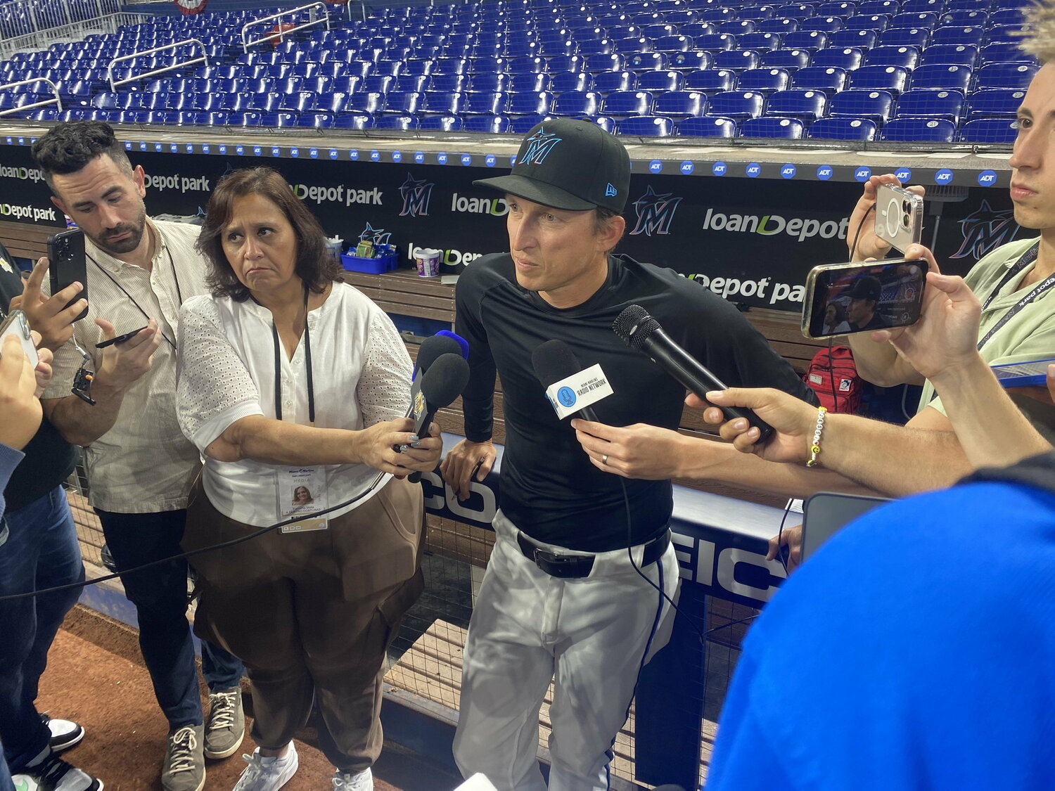 メディアに囲まれるリーンハート氏　©︎Getty Images