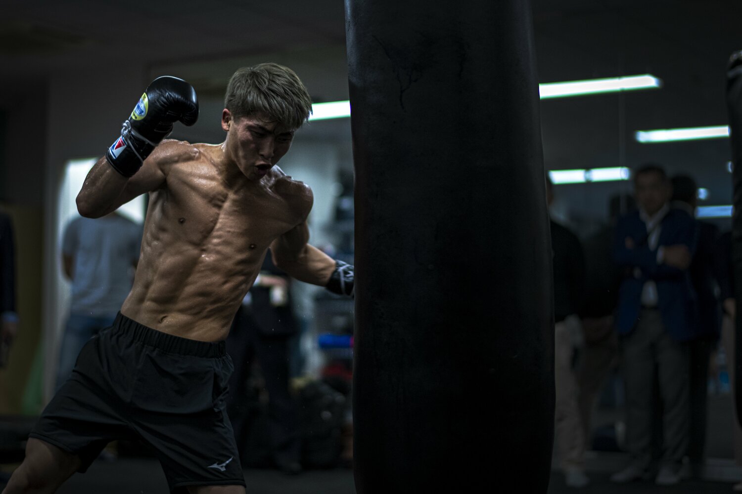 サンドバッグを打つたびに、腹筋の凹凸が浮かび上がる（2019年10月）