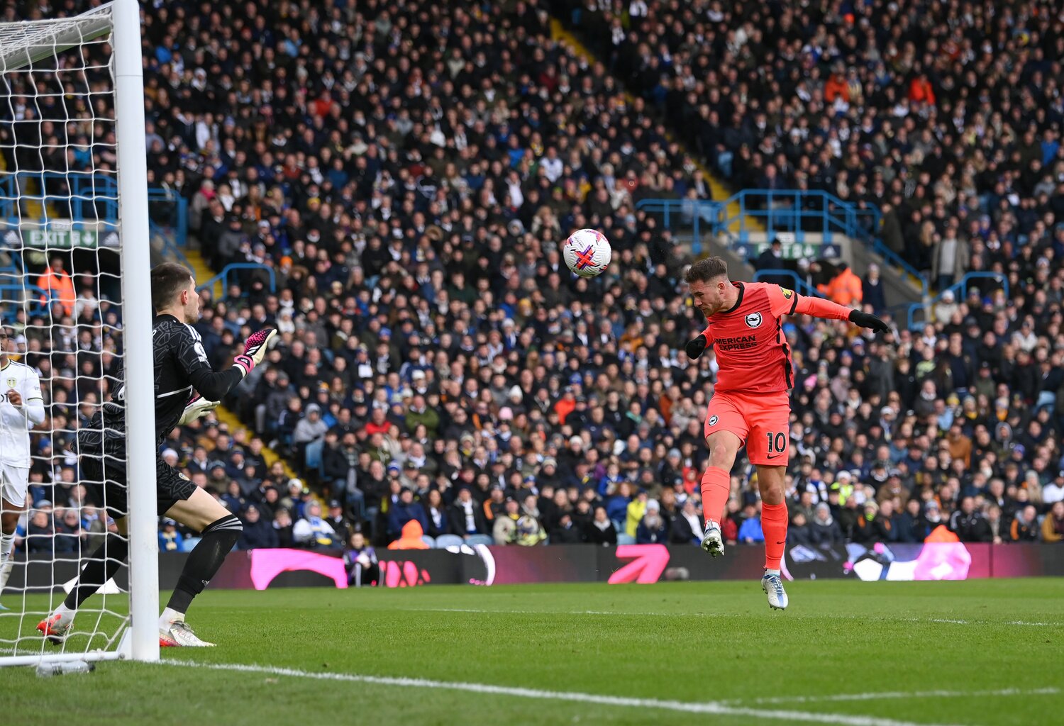 33分のマクアリステルのヘディングゴール。三笘の絶妙の折り返しのおかげで写真のようにドフリーに ©Getty Images