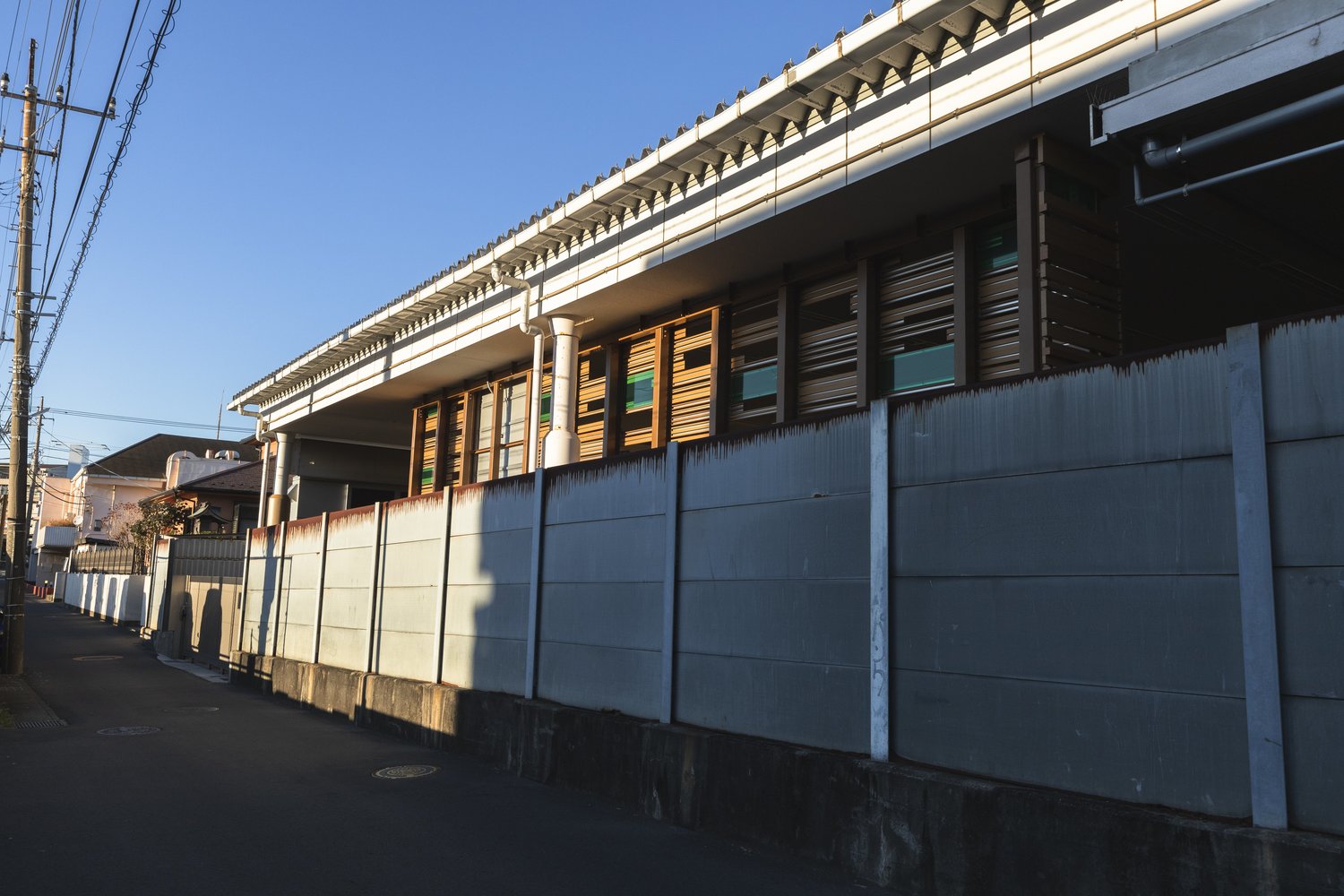 町から見ると競馬場への通路はこんな感じだった