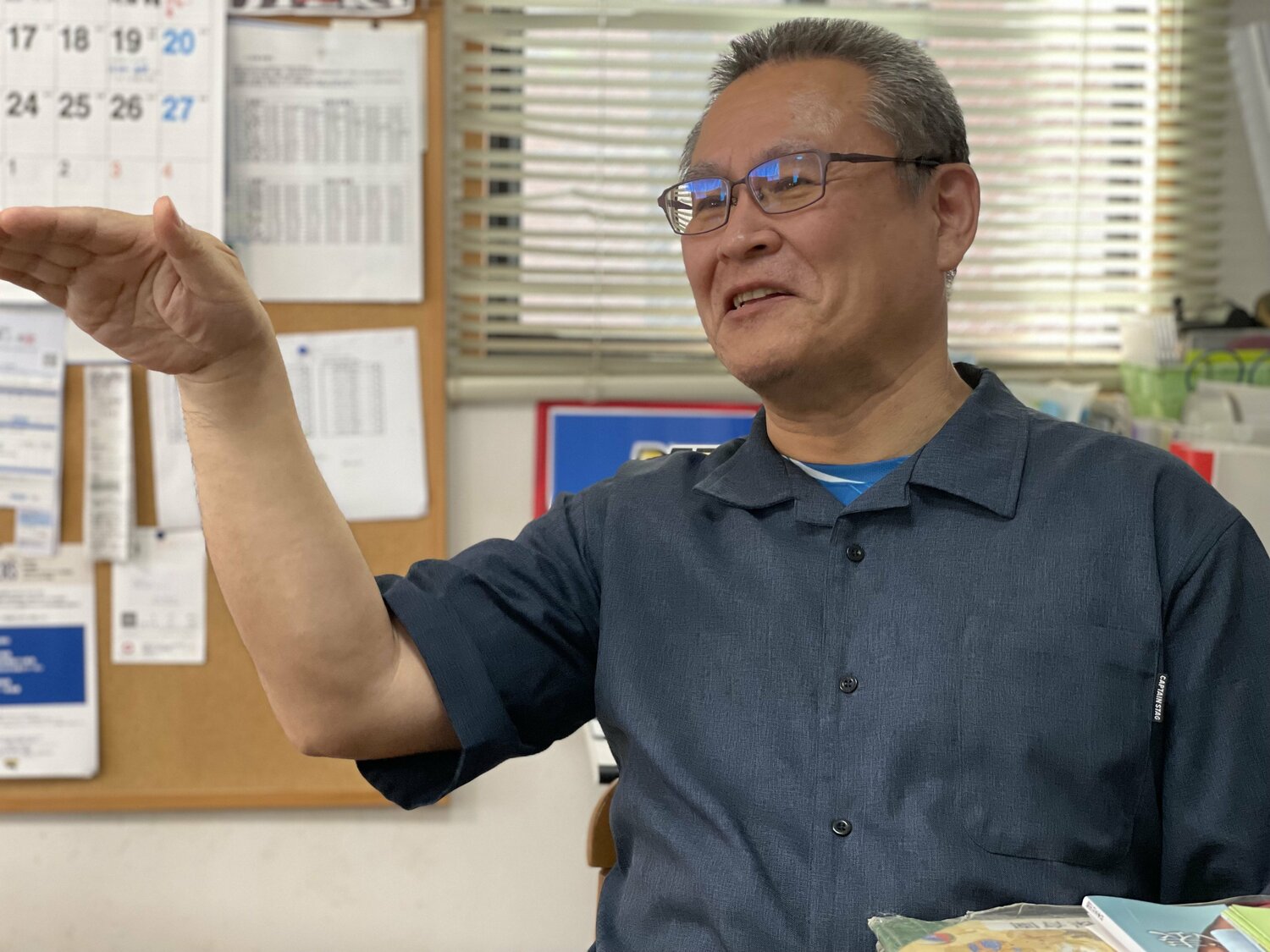 たくさんの資料を用意して取材に応じてくれた父・徳美さん。多くを語らないが、息子の活躍に触れると顔がほころぶ