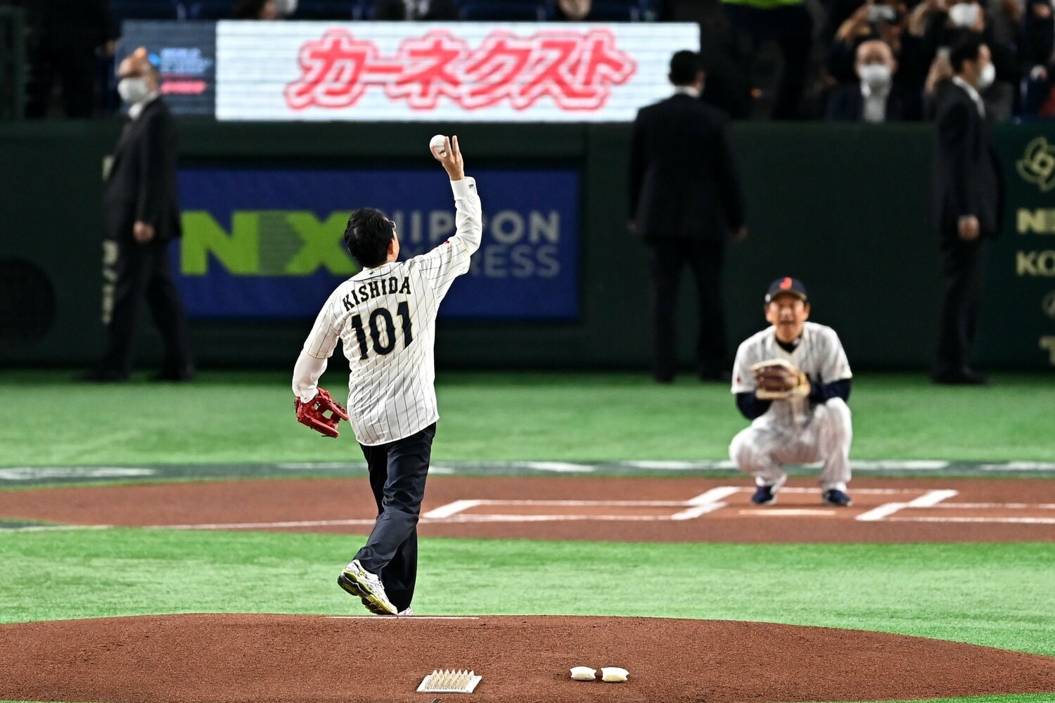 岸田総理“疑惑の投球フォーム”。2023年3月10日、WBC韓国戦の始球式で　©Getty Images