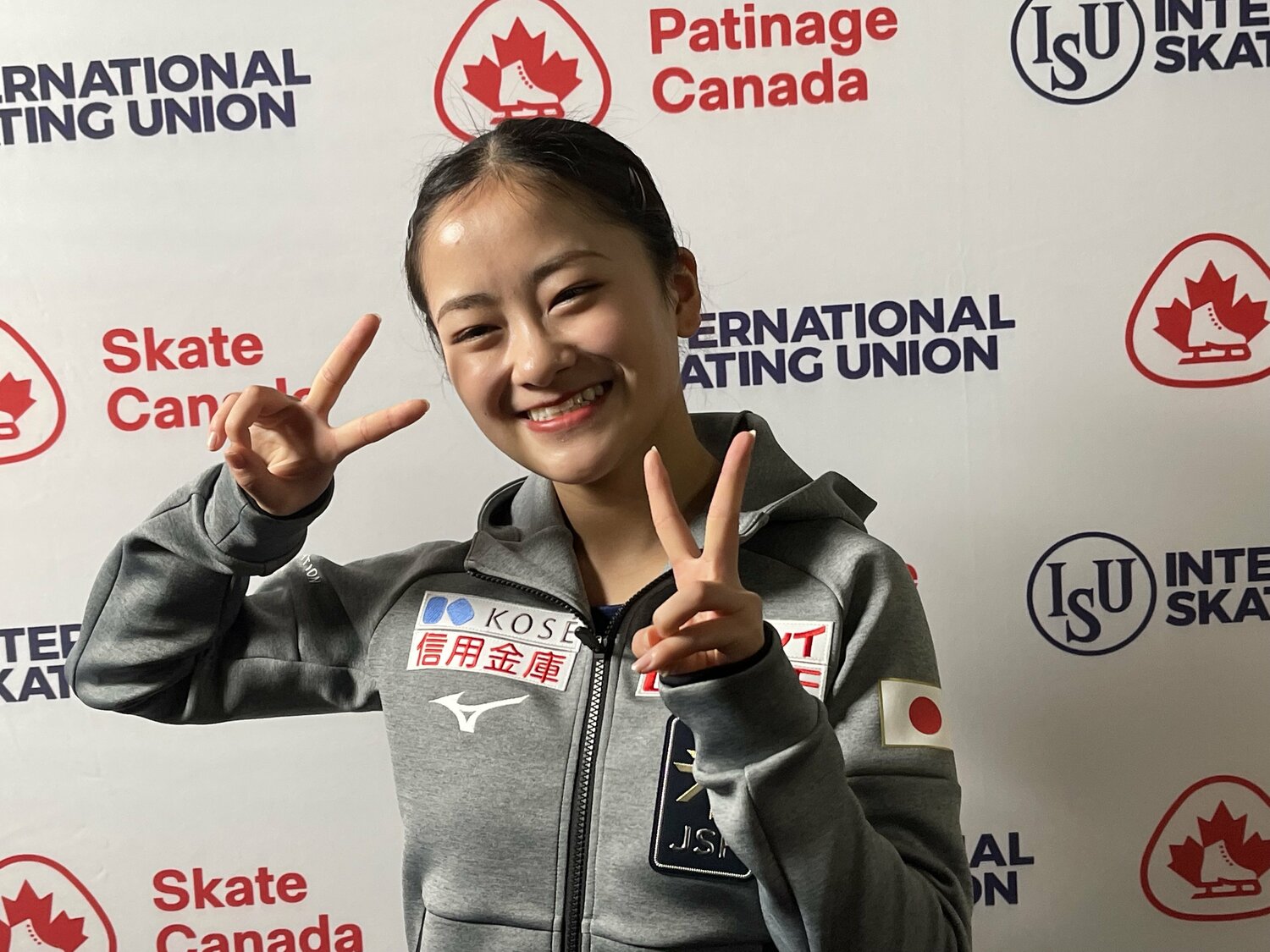 笑顔でピースを作った渡辺　©Akiko Tamura