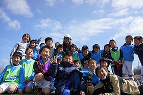 ソルティーロ ファミリア サッカースクール
本田圭佑がプロデュースするサッカースクール。昨年5月にスタートし、現在は大阪地区に5校、神戸地区に2校で活動。6月より清瀬校、新大阪校を開校する。理念は「夢は人を大きくする。夢は人を強くする」。