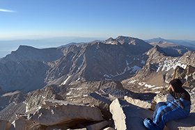 寝袋でご来光を待っていたハイカー。 