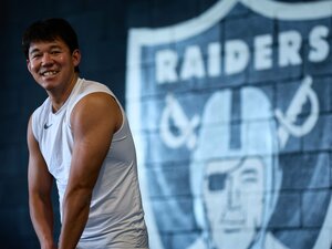 プロチームと3年契約締結でも…“日本人初のNFL選手”は「まだ先」のナゼ 「キックはYouTubeを見て独学で…」レイダース・松澤寛政(27歳)の現在地