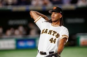 送球をグラウンドに叩きつけることも…“危なすぎる守備”アダム・ウォーカー30歳を巨人・原監督が使い続けるワケ《年俸3400万円の選手にかける“大化け”の期待》