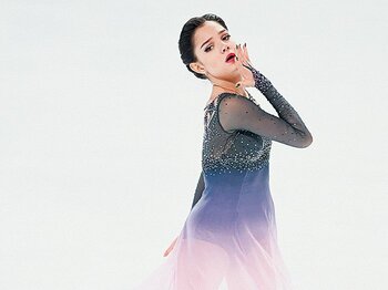 メドベデワが女王の貫禄で、幻の「3連続3回転」を着氷。～点数よりも、人を驚かせたいという純粋な好奇心～＜Number Web＞ photograph by Asami Enomoto