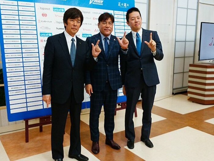 多くのオファーから、なぜ長崎を？手倉森監督「ものすごい強さで勝つ」＜Number Web＞ photograph by Kei Totsuka