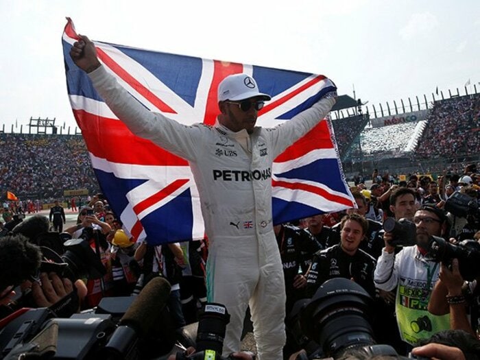 ファンジオ伝説に並ぶ5度目戴冠。成熟のハミルトンがF1で学んだこと。＜Number Web＞ photograph by REUTERS/AFLO
