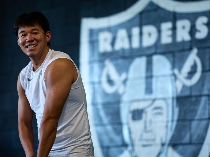 プロチームと3年契約締結でも…“日本人初のNFL選手”は「まだ先」のナゼ 「キックはYouTubeを見て独学で…」レイダース・松澤寛政（27歳）の現在地＜Number Web＞ photograph by  Michael Clemens/Las Vegas Raiders