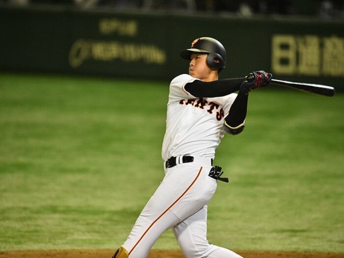高橋監督が井端コーチに託した岡本和真、2年目の“英才教育”。＜Number Web＞ photograph by Hideki Sugiyama