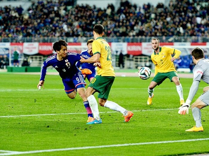 チームが不調だと1トップは好機!?岡崎慎司、代表40点目の「真実」。＜Number Web＞ photograph by AFLO