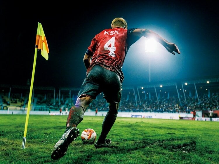 本田圭佑　パロFC ユニフォーム　ブータン　paro fc 日本代表　サッカー 左利きの右ウイング、誰かいない？」本田圭佑がまさかの1試合限定契約