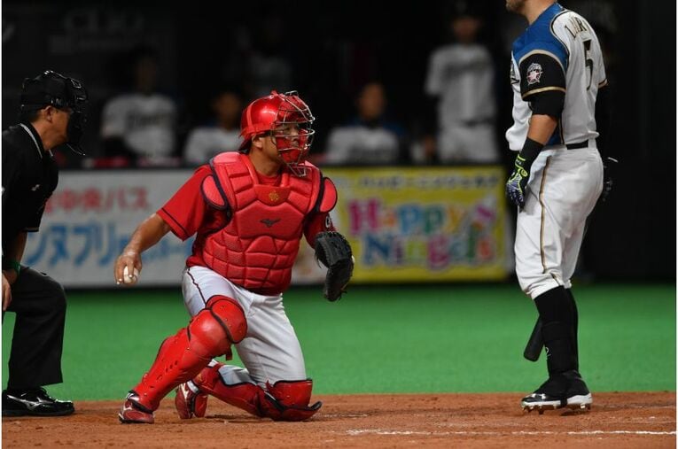 “黒田・新井と若手のつなぎ役”　なぜ41歳石原慶幸はカープの19年間「誰かの支え」であり続けたのか(12) ／ photograph by Hideki Sugiyama