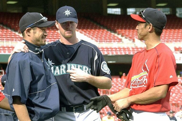 2004年、試合前に笑顔で言葉を交わすマリナーズのイチロー（左）とカージナルスの田口（右）。 ／ photograph by Kyodo News