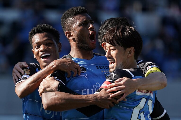 大一番で貴重な先制ゴールを決め、雄叫びをあげるジェジエウ。セットプレーもフロンターレの得点源のひとつだ　©Getty Images